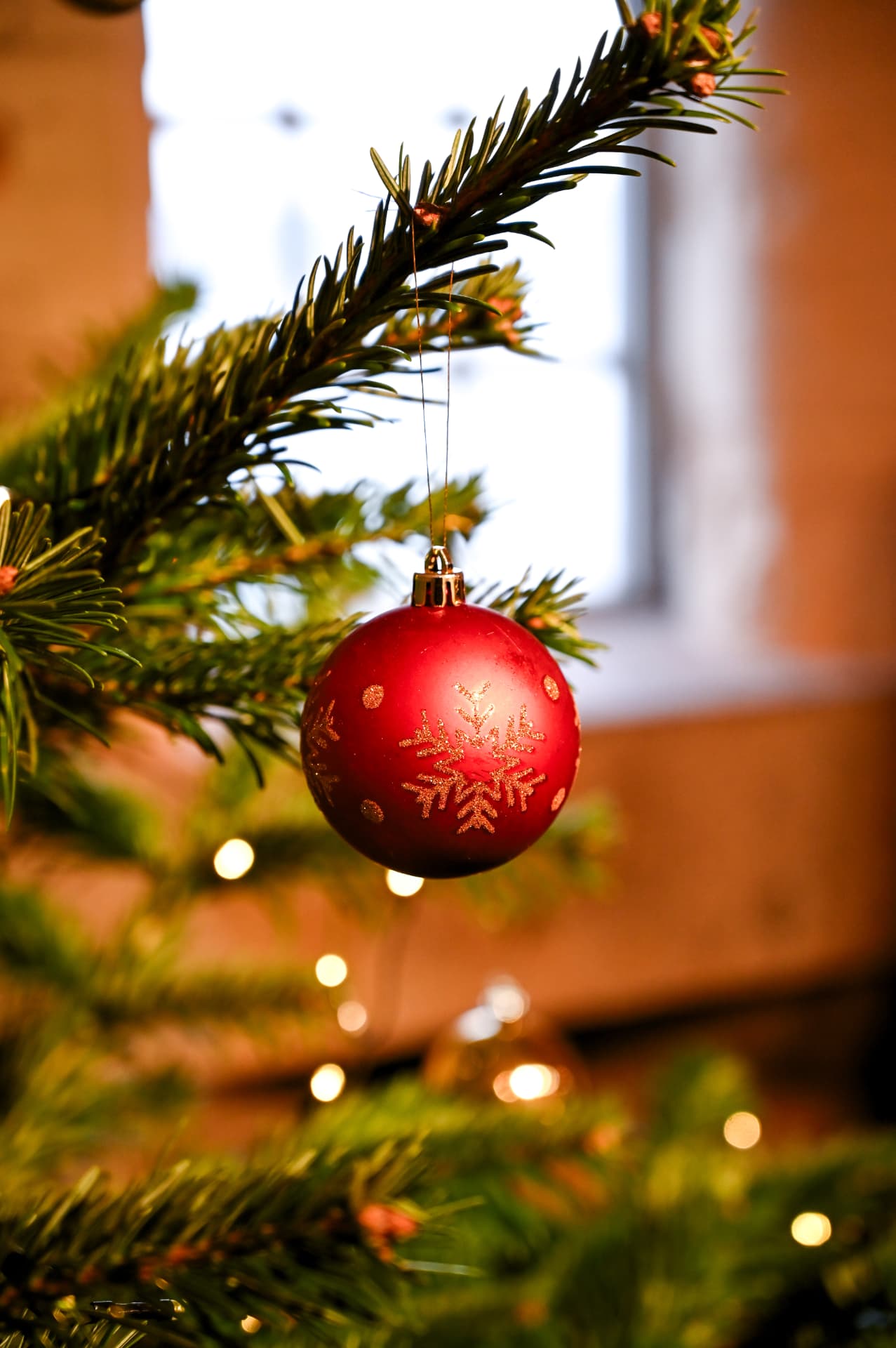 Röda julgranskulor i ett marknadsstånd